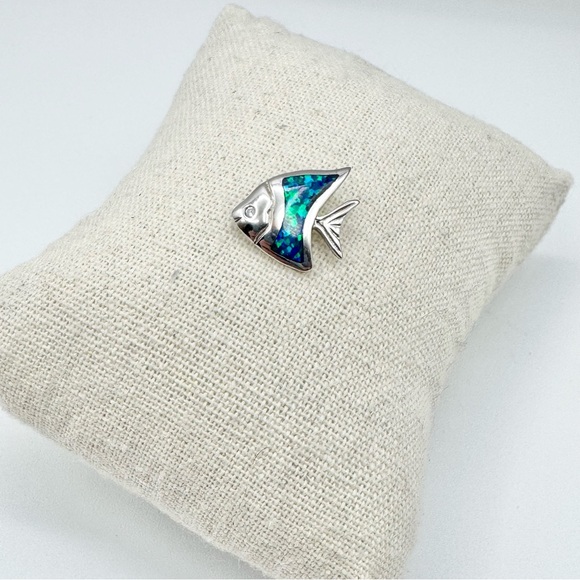 925 STERLING SILVER BLUE FIRE OPAL FISH PENDANT + CZ DIAMOND EYE - Picture 6 of 7